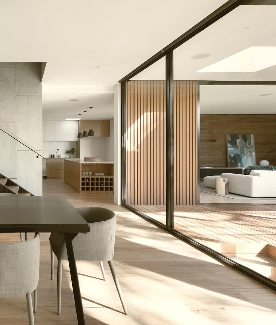 Bedroom with lacquered stools at the foot of the bed